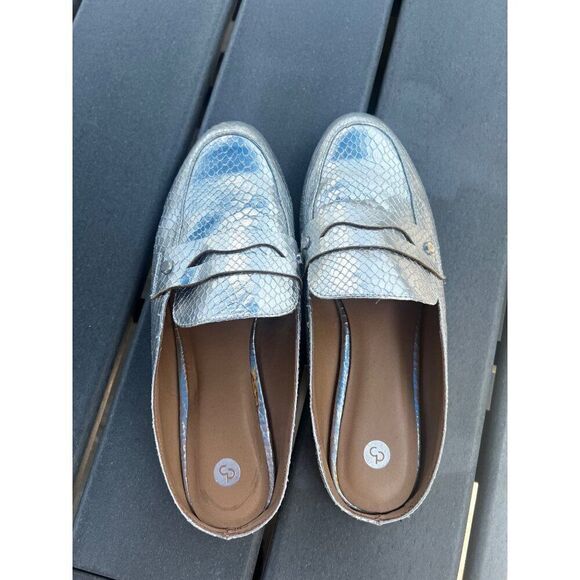 Moxy Women Silver Slip-on Loafer Size 8 - Picture 2 of 6